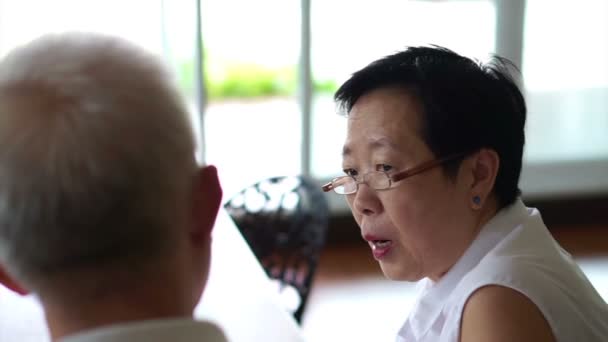 Asiática Senior Pareja Estudio Nuevo Cosas Tener Divertido Conversación — Vídeo de stock