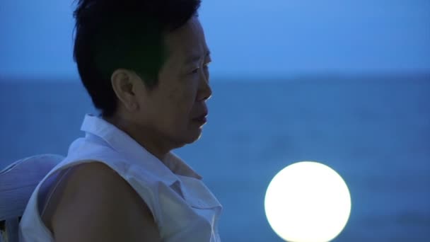 亚洲高级女性思考愤怒的埃莫蒂纳尔在傍晚海洋 — 图库视频影像