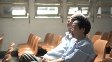 Asyalı Kıdemli Çift Hastanede Ciddi Sağlık Sorunu Bekleyin