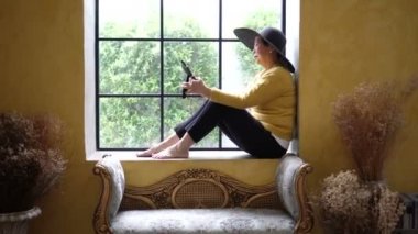 Asya Kıdemli Kadın Miss İyi Bellek Toskana Stil Evi Resim Looking