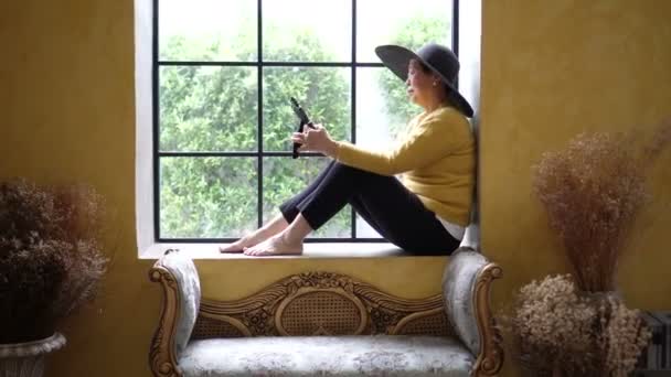 Азіатський Старший Жінка Міс Хороша Пам Ять Дивлячись Картину Тосканському — стокове відео