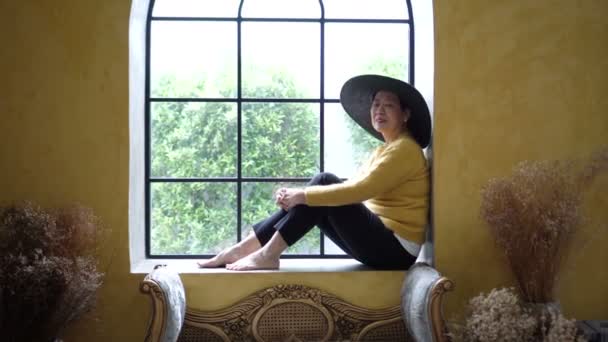Ásia Sênior Mulher Senhorita Boa Memória Olhando Para Foto Toscana — Vídeo de Stock