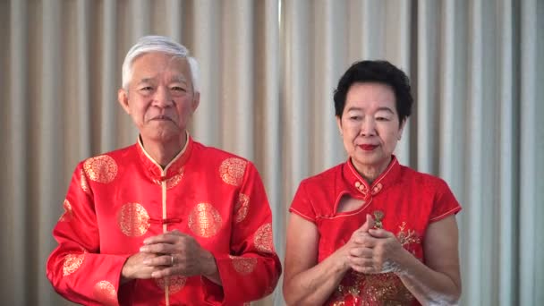 Chinese Senior Couple Give Out New Year Red Envelop — Stock Video