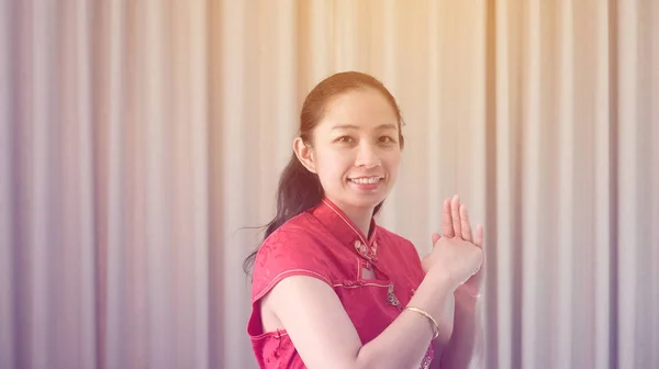 Aziatische vrouw gelukkig gezicht Chinees Nieuwjaar rode traditionele costime — Stockfoto