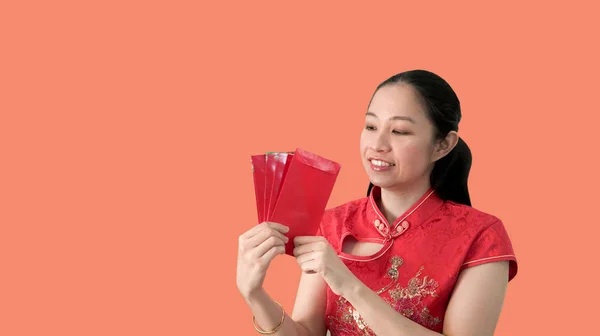 アジアの女性幸せな顔中国の新年赤い伝統的なコスタイム — ストック写真