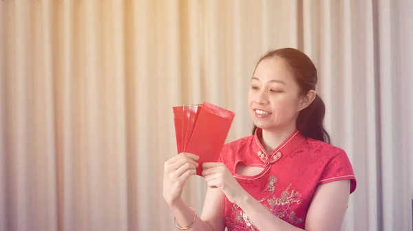 Aziatische vrouw gelukkig gezicht Chinees Nieuwjaar rode traditionele costime — Stockfoto