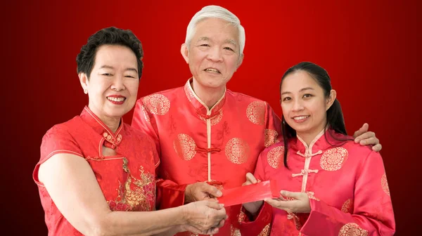 Asiatische Eltern geben rote Hülle für Tochter chinesisches Neujahr — Stockfoto