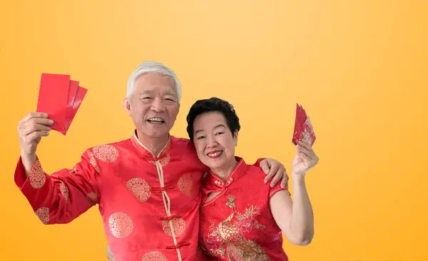 Asian Senior para świętować chińskie nowy rok w czerwony panoramiczny — Zdjęcie stockowe