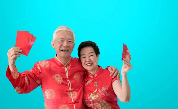 Asiatico anziano coppia celebrare cinese nuovo anno in rosso traditiona — Foto Stock