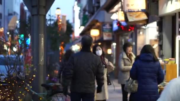 Токио, Япония - 24 декабря 2016 года - улица местной жизни в канун Рождества — стоковое видео