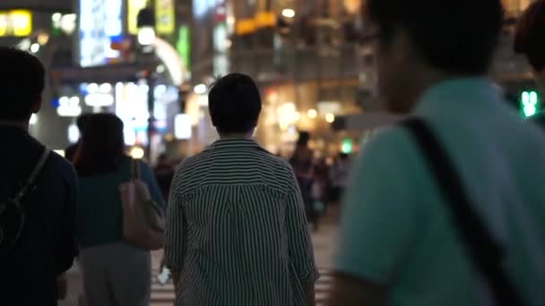 Tokio, Japón - 23 de septiembre de 2016: La gente en Shibuya cruza la intersección más concurrida del mundo — Vídeos de Stock