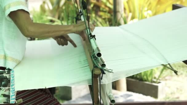 Mulher Asiática Usando Tecelagem Tear Para Fazer Tradicional Ásia Tecido — Vídeo de Stock