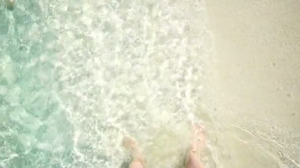 Pieds Debout Cristal Clair Turquoise Mer Vague Tropical Île Copie — Video