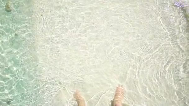 Fötter Stående Kristallklar Turkos Sea Wave Tropiska Kopia Utrymme — Stockvideo