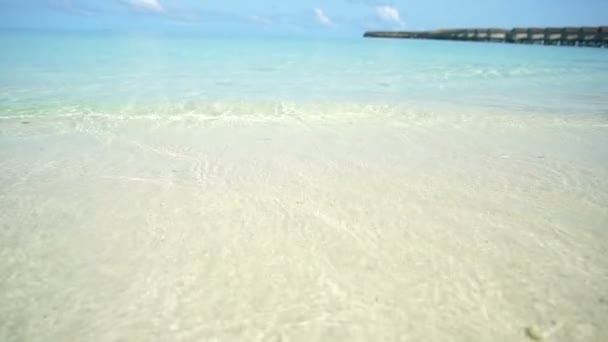 波浪滚到海滩绿松石海洋和白色沙滩马尔代夫天堂岛 — 图库视频影像