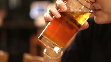 Asyalı kadın arkadaşları ile toplantı sırasında taslak bira bira içme