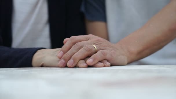 永遠の愛を持続する結婚指輪で手をつないでいるアジアのシニアカップル — ストック動画