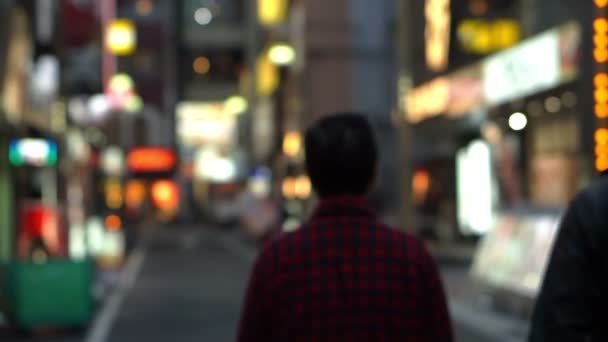 Asiático Senior Pareja Turista Mochila Viaje Japón Noche Luz Distrito — Vídeo de stock