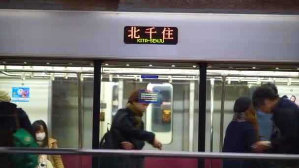 十二月 2016 日本人在火车北上等待下班后 — 图库视频影像