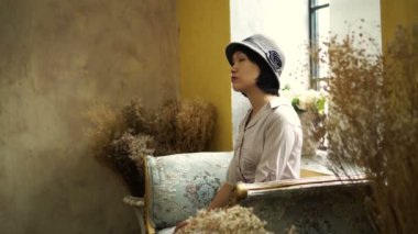 Retro güzel evde eksik düşünme Asyalı kadın oturuyor