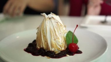 Bayan arkadaşım tatlı olarak yüksek kalorili tatlı yiyecekler yiyor.