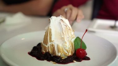 Bayan arkadaşım tatlı olarak yüksek kalorili tatlı yiyecekler yiyor.