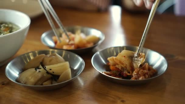 Mit Einem Essstäbchen Aus Stahl Essen Koreanisches Essen Kimchi Beilagen — Stockvideo