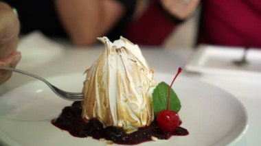 Bayan arkadaşım tatlı olarak yüksek kalorili tatlı yiyecekler yiyor.