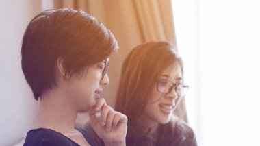 Karışık ırk Asyalı kızlar iş başlatmak için bilgisayar kullanarak