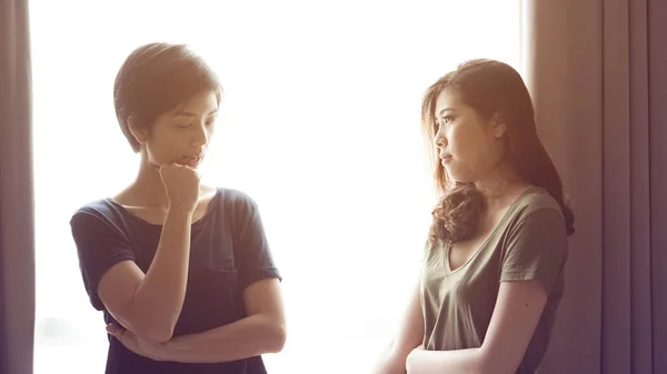 Asijská smíšená žena přátelé poslouchají problémy — Stock fotografie