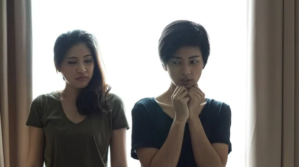 Aziatische vrouw Bully en het tonen van haat een ander meisje — Stockfoto