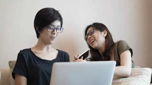 혼합 인종 아시아 여자 를 사용 하는 컴퓨터 용 시작 사업 — 스톡 사진