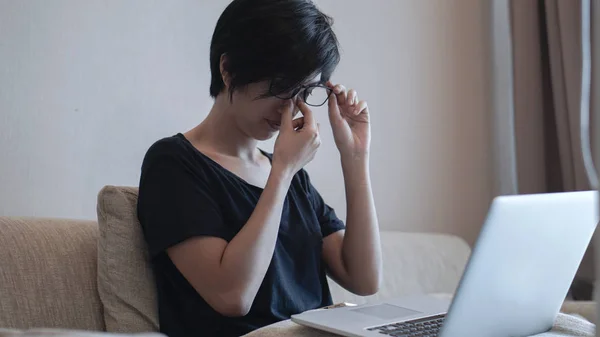 Gemischte asiatische Freiberufler müde Stress mit Überlastung Arbeit ungesund — Stockfoto