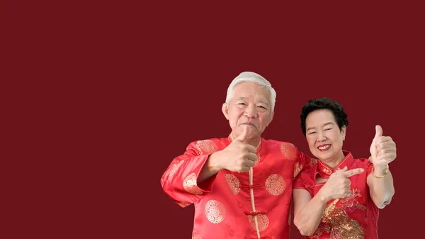 亚洲老年夫妇用红色传统庆祝中国新年 — 图库照片