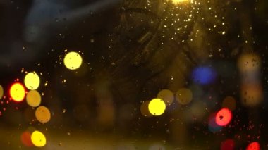 Bokeh gece sahnesinde otobüs taşımacılığı