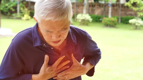 Asiático senior hombre pecho dolor corazón ataque accidente cerebrovascular salud cuidado — Foto de Stock