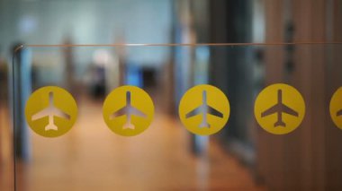 Airtport Soyut Biniş Kapısı Sarı Düzlem Etiket Simgesi ile