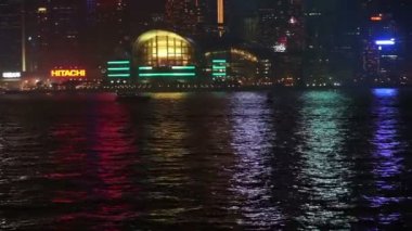 Hong Kong - 26 Nis 2016 : Gece Close Up'ta Pier Landmark Skyline'ın Pan Videosu