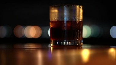 Karanlık gece açık barda çekilen viski ruhu Cam
