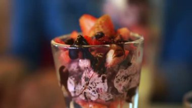 Çilek sundae dondurma çikolata cips yakın