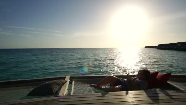 富有的胖亚洲女人放松在马尔代夫豪华度假村日落和鸡尾酒 — 图库视频影像