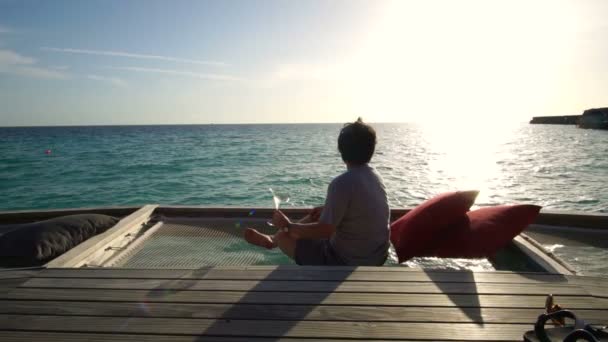 Riche Graisse Asiatique Femme Relaxant Maldive Luxe Station Coucher Soleil — Video