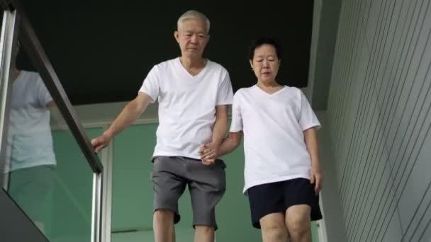 Aziatische Senior Paar Lopen Naar Beneden Trap Zorgvuldig Ouderen Slip — Stockvideo