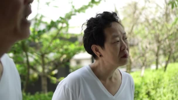 Азиатская Пара Пожилых Людей Взаимодействует Людьми Доме Престарелых Расслабиться Жизнь — стоковое видео