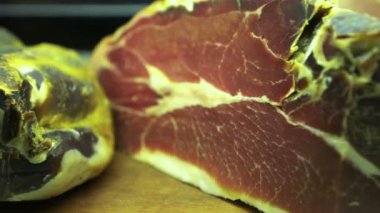 kasap chill buzdolabında parma jambon parçaları