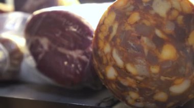 Kasap dükkanında salam ve parma jambon parçaları