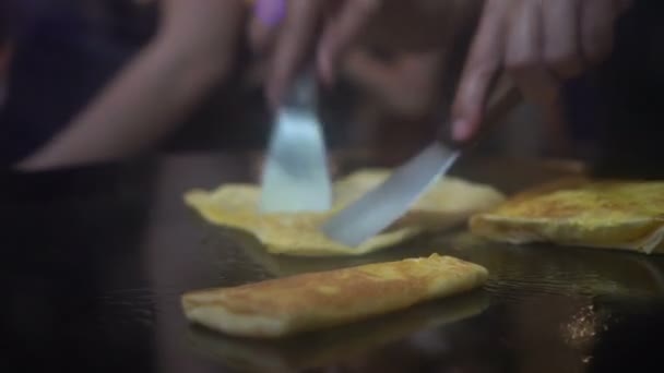 Изготовление Масла Роти Горячей Сковороде Тайской Уличной Еды — стоковое видео