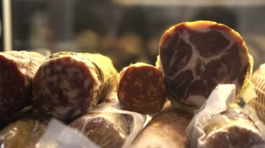 Kasap dükkanında salam ve parma jambon parçaları