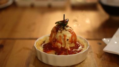 Creme Brulee üzerinde Vanilyalı dondurma Yeme