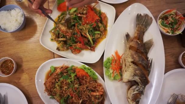 Essen Szene Draufsicht Thailändische Meeresfrüchte Fisch Krabben Und Garnelen — Stockvideo